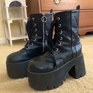 FANTASTIC extra chunky platform boots